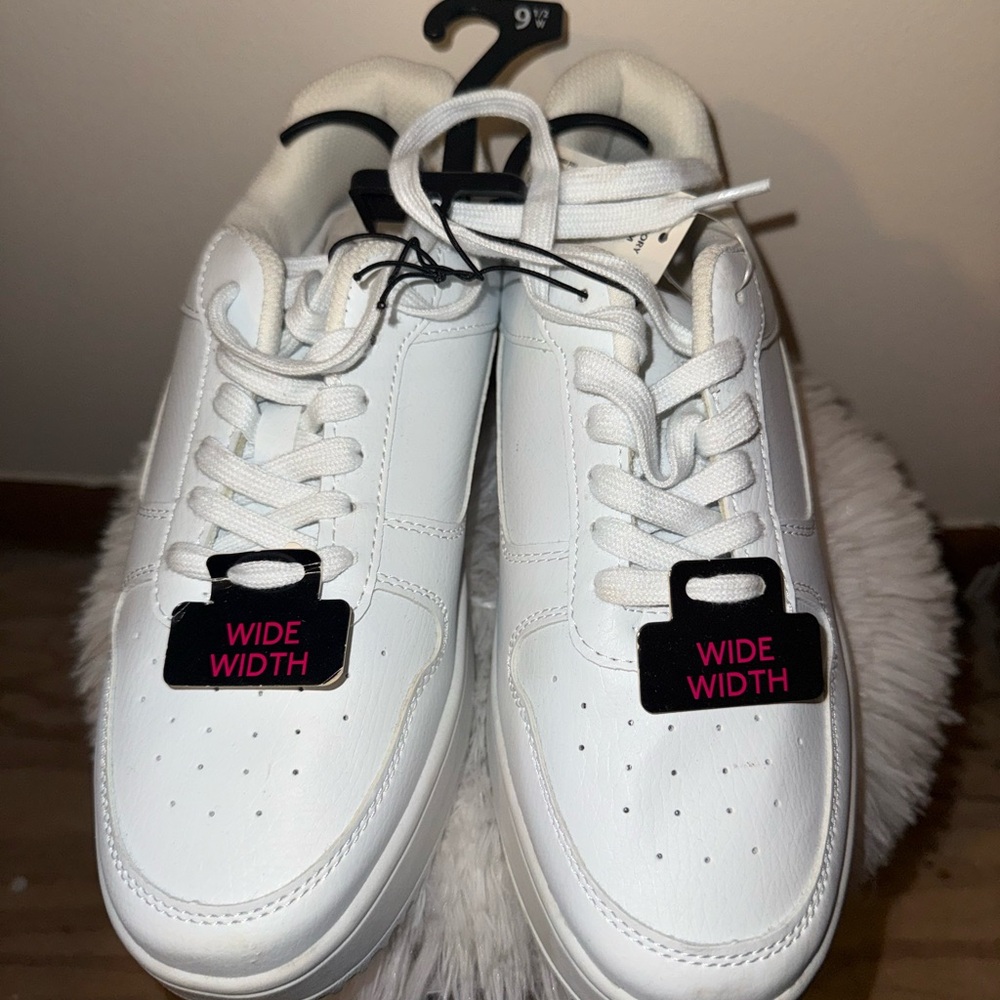 Women's White Wide Width Sneakers Size 9.5
